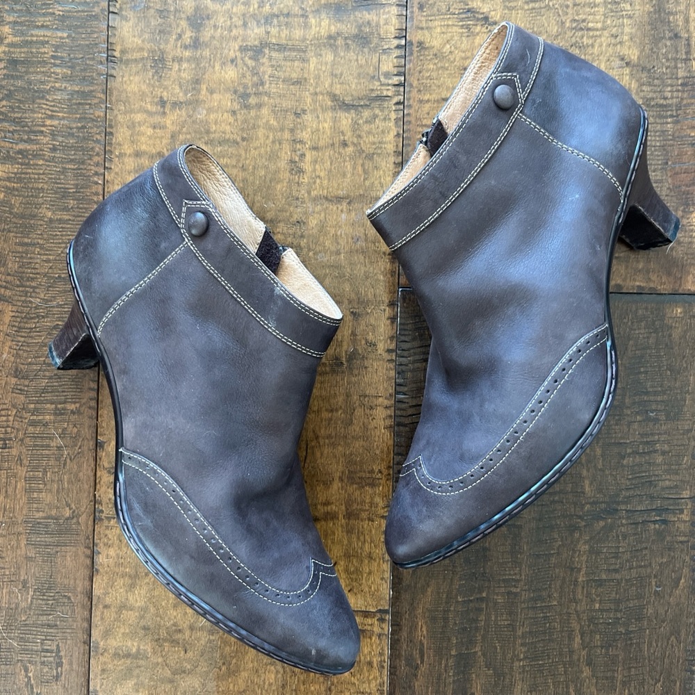 Sofft dark brown leather retro wingtip ankle boots with a pointed toe